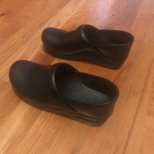 Dansko women’s clogs barely worn. Comes with box
